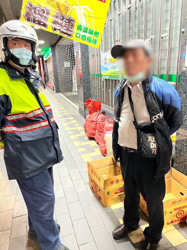 萬華分局員警於3月26日18時許執行金融機構巡簽勤務行經昆明街與成都路口，見一名攤商男子眼神閃爍，刻意躲避警方視線，立即上前盤查。（簡銘柱翻攝）