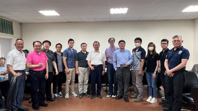 高苑科技大学规划设计学院与屏东县工务处，及多家营造业者合影。(照片/高苑科技大学提供)