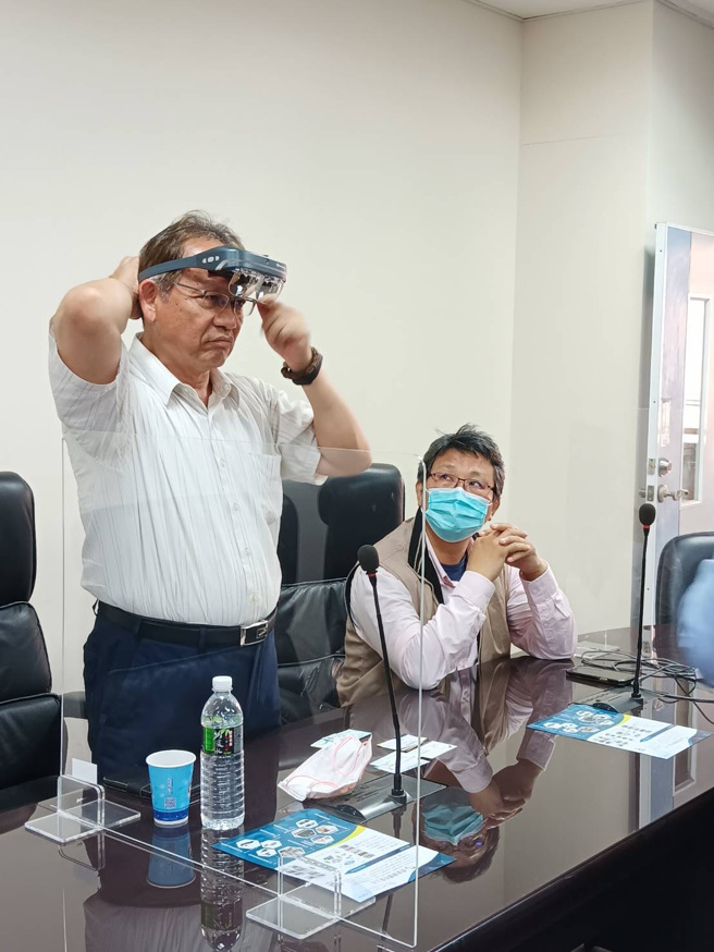 会议中展示智慧眼镜在混合实境MR与协同互动功能，让与会人员了解智慧眼镜在工程管理运用实务。(照片/高苑科技大学提供)