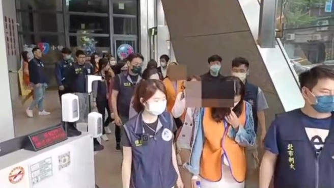 北市39岁官姓女子，以「VJ国际娱乐公司」为幌子，涉嫌媒介未成年少女及泰国籍女子藉观光、学生签证来台，至私人招待所及北市酒店坐台陪酒，北市妇幼警察队侦办后，循线将官嫌等5人逮捕送办。（林郁平翻摄）