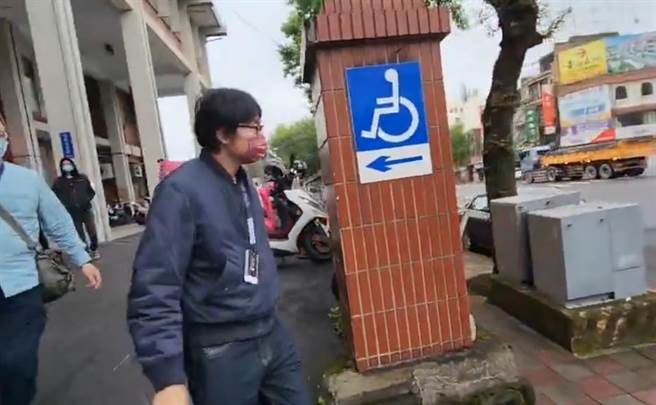 桃市府农业局专委卢纪烨今下午现身杨梅警分局。（翻摄照片／蔡明亘桃园传真）