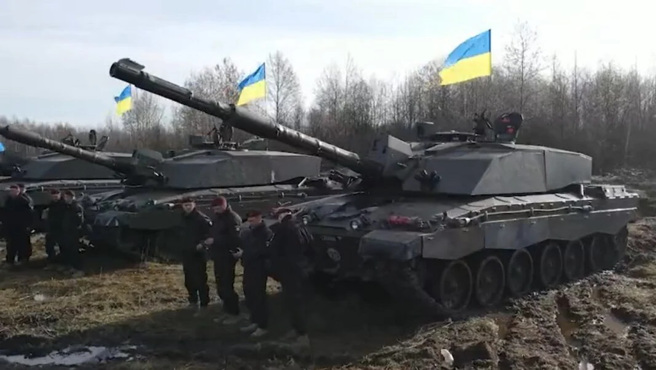 抵達烏克蘭的挑戰者2式坦克。(圖/Twitter)