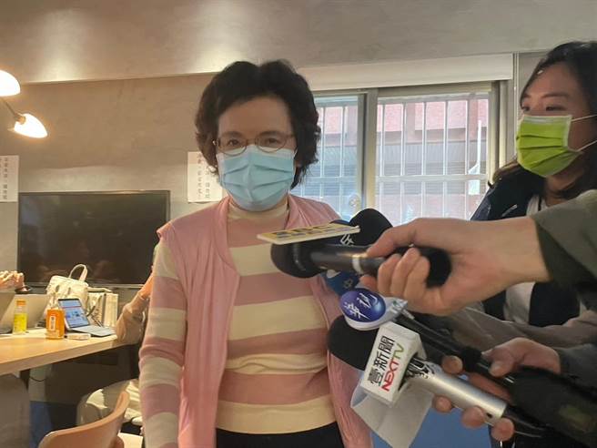 赖士葆未出席初选协调，由妻子代为到场。（刘彦宜摄）