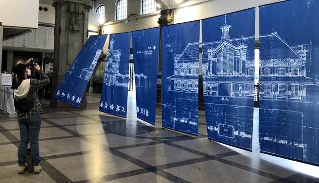 台中驿铁道文化园区在旧站大厅举办「驿二三事－台中车站展」，第二代台中车站建筑设计的蓝晒图成为焦点。（台中驿铁道文化园区提供／陈淑芬台中传真）