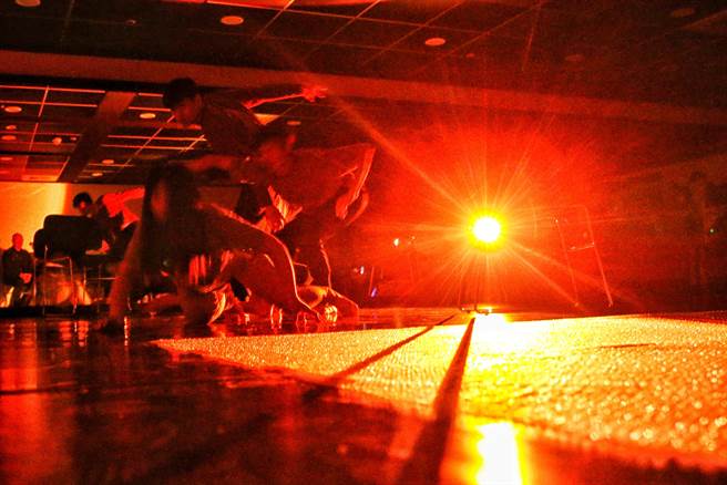 两厅院 2023 新点子实验场28日举行记者会，今年以网路常见用语「emo」为主题，号召5组新世代创作者共同依循新点子实验场的精神：冒险与尝试，以新世代的观点提出对于剧场的想像，直视人性中的不安与脆弱。（杜宜谙摄）