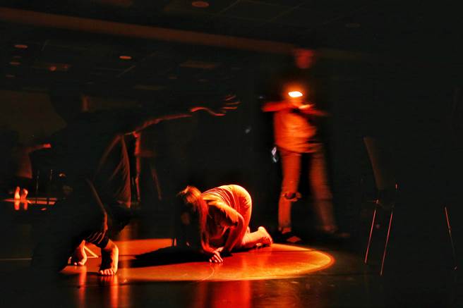 2023新点子实验场以网路常见用语「emo」为主题，号召5组新世代创作者齐聚发声，作品包含编舞家张可扬呈现当遮蔽掉视觉后，舞蹈如何被表达的《在大道与广场之间遇到一头大象》。（杜宜谙摄）