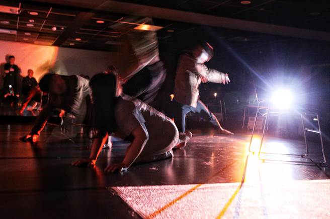 2023新点子实验场以网路常见用语「emo」为主题，号召5组新世代创作者齐聚发声，作品包含编舞家张可扬呈现当遮蔽掉视觉后，舞蹈如何被表达的《在大道与广场之间遇到一头大象》。（杜宜谙摄）