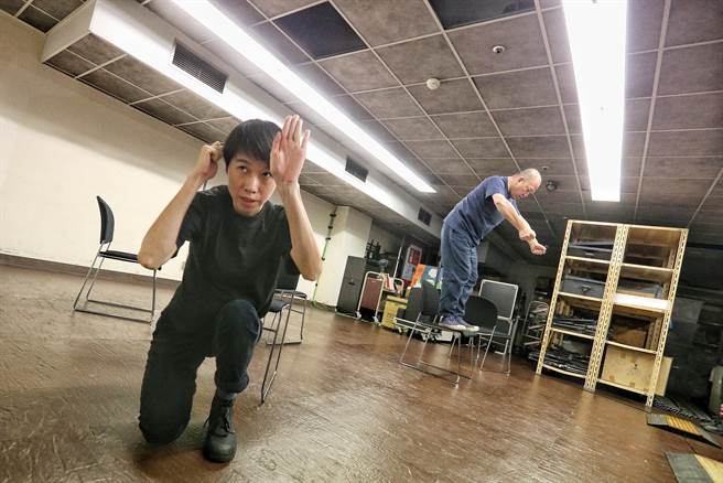 2023新点子实验场以网路常见用语「emo」为主题，号召5组新世代创作者齐聚发声，作品包含音乐设计师李慈湄透过提问引导观眾反思每件事物都有潜藏意义的《听起来像声音？－石-头-S-tone》。（杜宜谙摄）