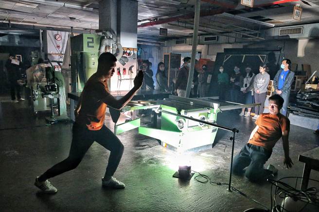 2023新点子实验场以网路常见用语「emo」为主题，号召5组新世代创作者齐聚发声，作品包含导演李奥森经由访谈研究，描绘警察心理、劳动情境与系统性暴力的《切割、破裂、凝聚、碾碎、警察》。（杜宜谙摄）