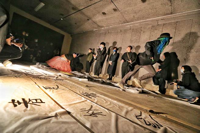 2023新点子实验场以网路常见用语「emo」为主题，号召5组新世代创作者齐聚发声，作品包含导演李忆铢从昆虫观察延伸至人类的行为分析的《昆虫物语：装死》。（杜宜谙摄）