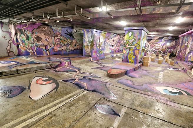 2023新点子实验场以网路常见用语「emo」为主题，号召5组新世代创作者齐聚发声，此外也首次以涂鸦为主视觉，邀请臺湾着名的涂鸦艺术家DISK迪克＆SONG颂君，结合日系漫画与超写实的涂鸦风格，将戏剧院废车道打造成大型360度奇幻涂鸦场域，藉由涂鸦中反叛与强烈的自我表达风格，带出新点子实验场的实验与冒险精神。（杜宜谙摄）