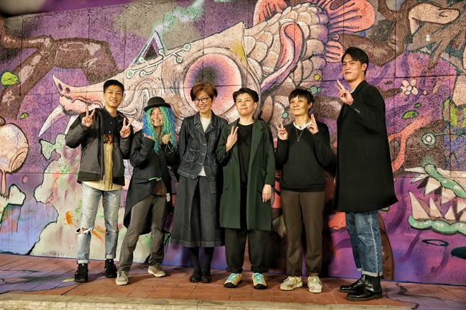 两厅院 2023 新点子实验场28日举行记者会，编舞家张可扬（左起）、导演李忆铢、国家两厅院艺术总监刘怡汝、导演李奥森、音乐设计师李慈湄、导演赵伟丞等一同出席。（杜宜谙摄）