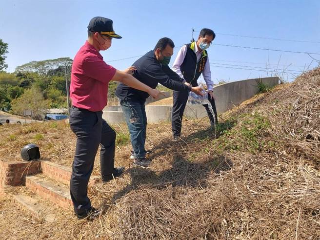 大内区长李义隆（右一）向来扫墓的民眾示范，如何使用水袋来扑灭金纸余烬。（南市消防局四大队提供／张毓翎台南传真）