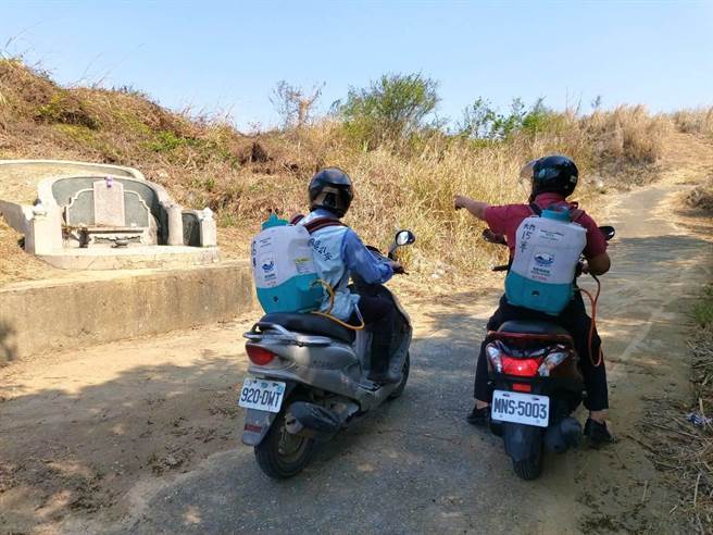 大内分队发挥所长技术指导区公所公墓巡守队，借助救灾新利器－农用喷雾机来先发制火。（南市消防局四大队提供／张毓翎台南传真）