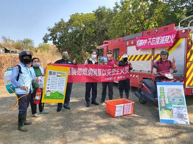 台南市消防局第四大队大内分队、大内区公所28日联合在辖内公墓办理清明防火宣导。（南市消防局四大队提供／张毓翎台南传真）