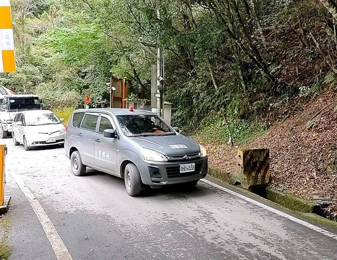 公路总局增开台8线中横便道，清明连假原3时段增加为5个时段；并提醒用路人通行期间注意车前状况，确保行车安全。(谷关工务段提供)