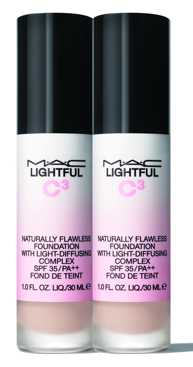 SOGO忠孝馆美丽焦点1＋1 MAC买超显白水光养肤粉底液正货，赠超显白水光养肤粉底液30ml。（SOGO提供）