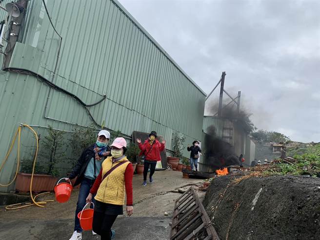 因应估水期，演练以车辆布线就位为原则，消防水线仅以1线出水象徵性参演，过程十分逼真。（新北市消防局提供）