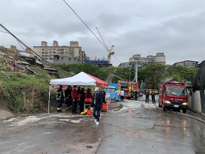 现场摆设一辆后勤补给车，可立即提供现在救灾人员能量补给。（新北市消防局提供）