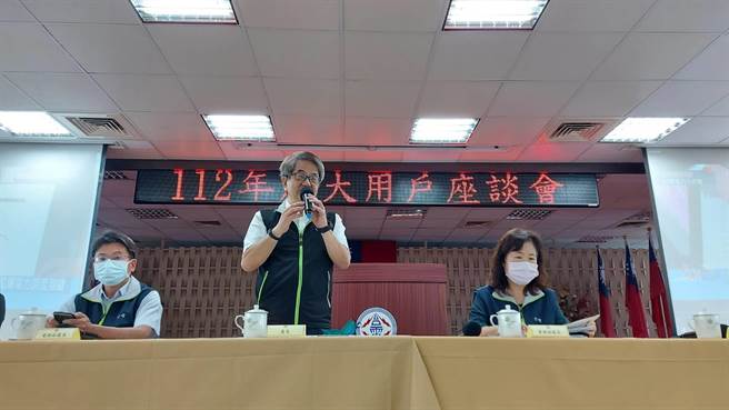 台电高雄区处处长张以诺(中，着背心)率队举办112年度大用户座谈会，针对高雄地区500瓩以上的用户推广新尖离峰时间电价、需量反应负载管理措施。（柯宗纬翻摄）