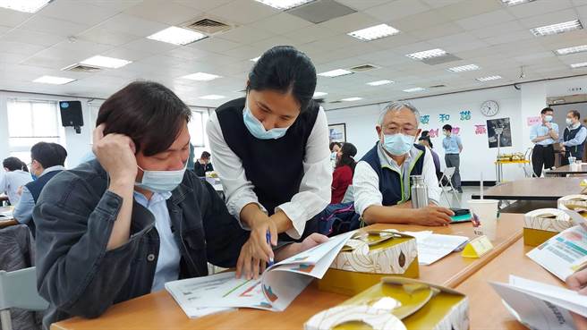 台电高雄区处今天上午举办112年度大用户座谈会，针对高雄地区500瓩以上的用户推广新尖离峰时间电价、需量反应负载管理措施。图为台电高雄区处收费课长吴蕙华针对用户进行说明并推广。（柯宗纬翻摄）