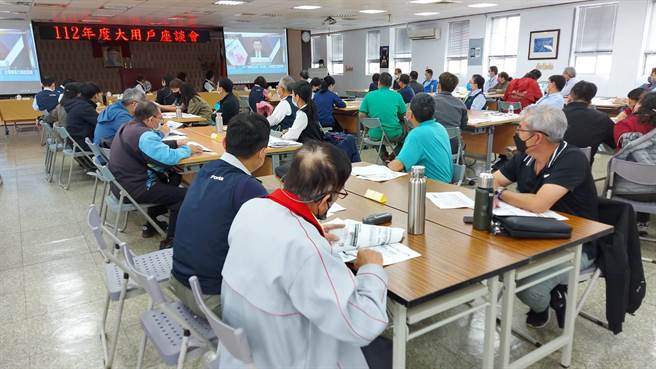 台电高雄区处今天(28日)上午举行112年度第二次大用户座谈会，针对高雄地区500瓩以上的用户推广新尖离峰时间电价、需量反应负载管理措施，现场活动用户参与踊跃。（柯宗纬翻摄）