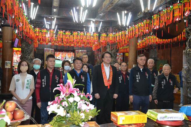 内政部长林右昌今接连前往新北市板桥慈惠宫和接云寺参拜，板桥区立委参选人罗致政和张宏陆都未到场，林右昌与庙方谈话时也聊到立委事宜，他强调，「有认识、有亲近就是朋友」。（蔡雯如摄）