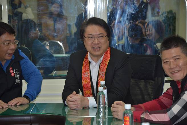 内政部长林右昌今接连前往新北市板桥慈惠宫和接云寺参拜，板桥区立委参选人罗致政和张宏陆都未到场，林右昌与庙方谈话时也聊到立委事宜，他强调，「有认识、有亲近就是朋友」。（蔡雯如摄）