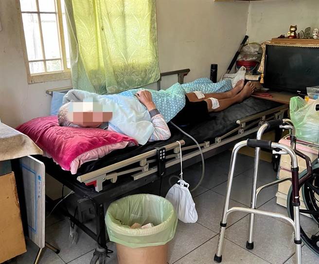 高雄市社会局协助陈姓阿公的起居环境，让他可以躺着休息。（社会局提供／林瑞益高雄传真）