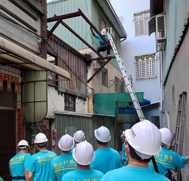 高雄市社会局联繫衡山行善团，帮助长辈修缮房屋。（社会局提供／林瑞益高雄传真）