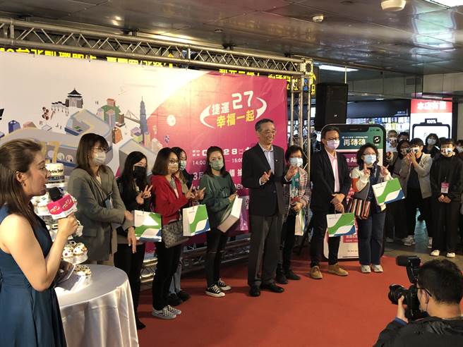 北捷迎接通车27周年，现场致赠第125亿位搭乘民眾及前后各5名的旅客纪念礼。（张芷瑜摄）