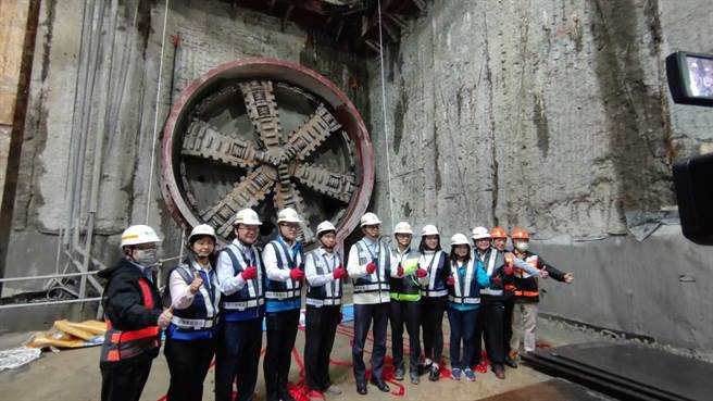桃园市长张善政（左六）28日视察潜盾机到达捷运绿线G12站工程，并期许一步一脚印接近通车目标。（赖佑维摄）