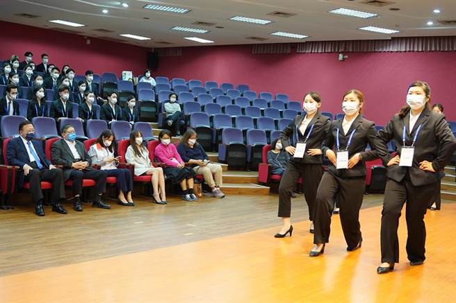 县长杨文科（左二）到中华大学了解全中运礼宾大使培训成果。（新竹县政府提供／罗浚滨新竹传真）