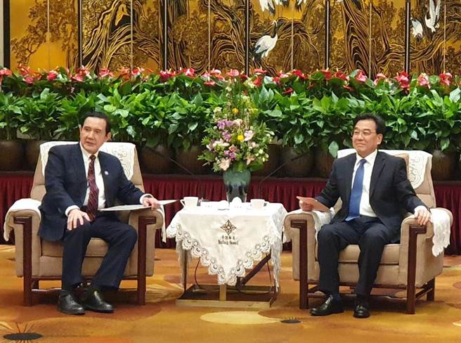 前總統馬英九（左）今天傍晚在南京金陵飯店會見江蘇省委書記信長星（右）。（藍孝威攝）