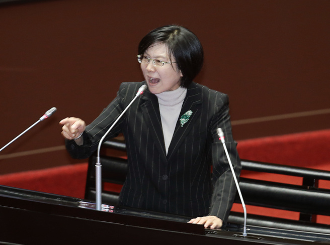 立委林岱桦(图)28日质询飙官员，呛阁揆陈建仁「请你谦虚一点」，还叫公平会主委李镁闭嘴。（姚志平摄）