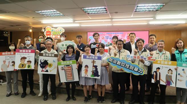 崇明国中学生演出防制「跟踪骚扰」的宣导微电影，首部曲今天上映。(曹婷婷摄)