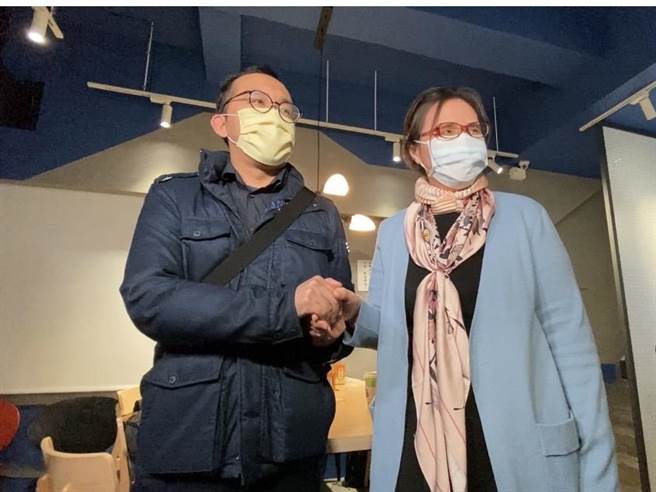 徐巧芯和费鸿泰各自由丈夫刘彦澧、妻子王怡心出席协调，并牵手以示协调和平结束。（刘彦宜摄）