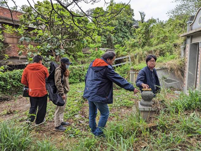 卢纪烨(右一)请辞获准。(市府提供)