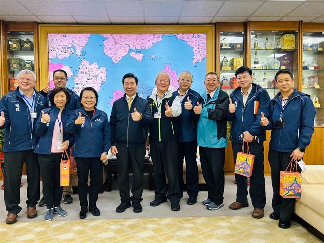 台电金门区营业处长黄甘杏(一排左三)一行于今日下午拜会县长陈福海(一排左四)，盼官、民携手节约用电。(图／金门县政府提供)