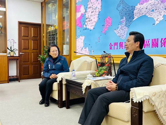 陈福海(右)感谢台电对金门的付出，从金门没像台湾发生大规模停电，就可以知道台电对金门的用心与努力。。(图／金门县政府提供)