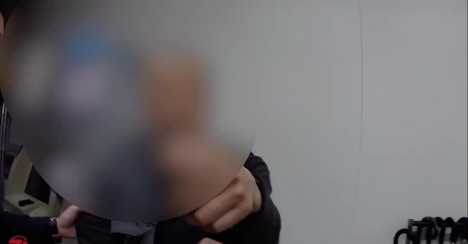 新北市消防局一名侯姓小队长，今28日凌晨酒后搭乘计程车到北市吴兴街，因付不出300元车资竟躲超商20分钟。（简铭柱翻摄）