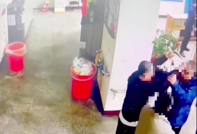 新北消防小队长酒后脱序，被带回派出所还骂三字经。（简铭柱翻摄）