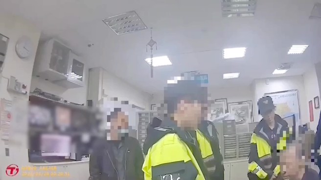 侯男竟出脚踹员警，员警当场将他依妨害公务现行犯逮捕。（简铭柱翻摄）