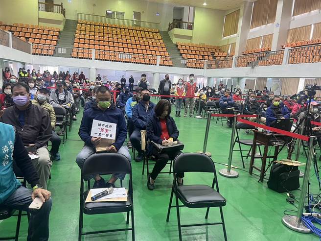 桃市府地政局今举行航空城附近地区第一期特定区区段徵收案，横峰里安置街廓第三阶段抽籤配地，但里民抱怨部分街廓被拆到其他里，未实现一里一安置，许多人只能认命接受政策安排。（徐振坤提供／蔡明亘桃园传真）