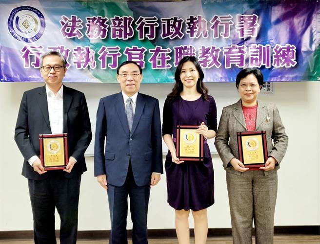 法务部长蔡清祥颁奖给绩效优异的执行署分署长。(行政执行署提供)