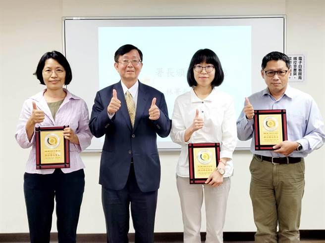 行政执行署长林庆宗颁奖给绩效优异的执行署分署执行官。(行政执行署提供)