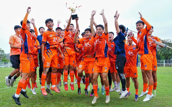 去年59队参赛的台湾青年足球联赛，今年因经费问题暂停办理，图为2021年U-18男子组台中SKECHERS惠文高中庆祝夺冠。（资料照／中华足协提供）