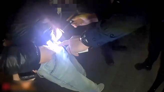 芦洲警方日前深夜11时发现机车骑士20岁苏姓男子以及后座乘客20岁李姓男子未戴安全帽，巡逻警力随即上前拦查，结果在苏男的机车车厢中发现1支镇暴枪，更在他的内裤里发现藏有重达约8克的第三级毒品恺他命，随即被警方逮捕送办。(黄敬文翻摄)