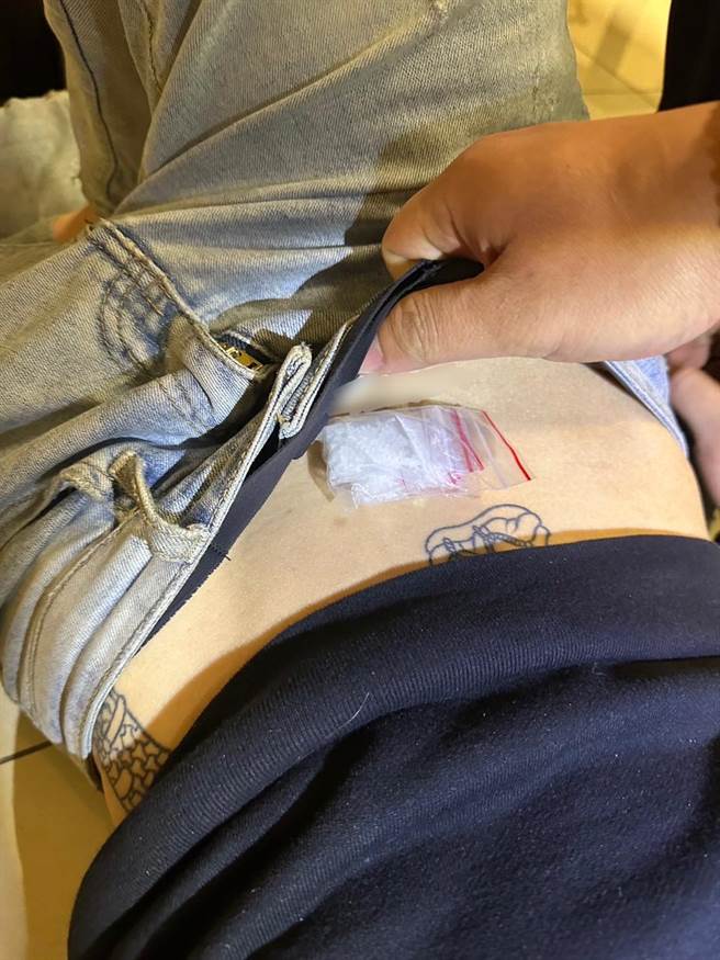 芦洲警方日前深夜11时发现机车骑士20岁苏姓男子以及后座乘客20岁李姓男子未戴安全帽，巡逻警力随即上前拦查，结果在苏男的机车车厢中发现1支镇暴枪，更在他的内裤里发现藏有重达约8克的第三级毒品恺他命，随即被警方逮捕送办。(黄敬文翻摄)