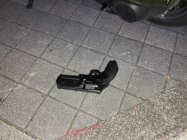 芦洲警方日前深夜11时发现机车骑士20岁苏姓男子以及后座乘客20岁李姓男子未戴安全帽，巡逻警力随即上前拦查，结果在苏男的机车车厢中发现1支镇暴枪，更在他的内裤里发现藏有重达约8克的第三级毒品恺他命，随即被警方逮捕送办。(黄敬文翻摄)